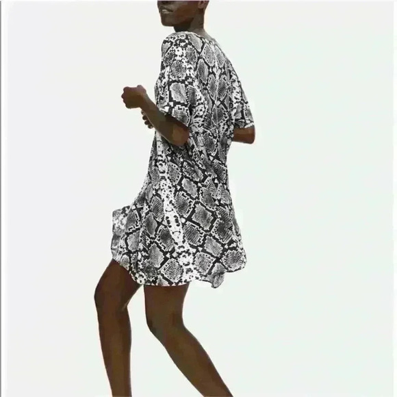 Zara Premium Snakeskin Print V-neck Dress. Front Button Top, Pockets Size Large. - Picture 2 of 7